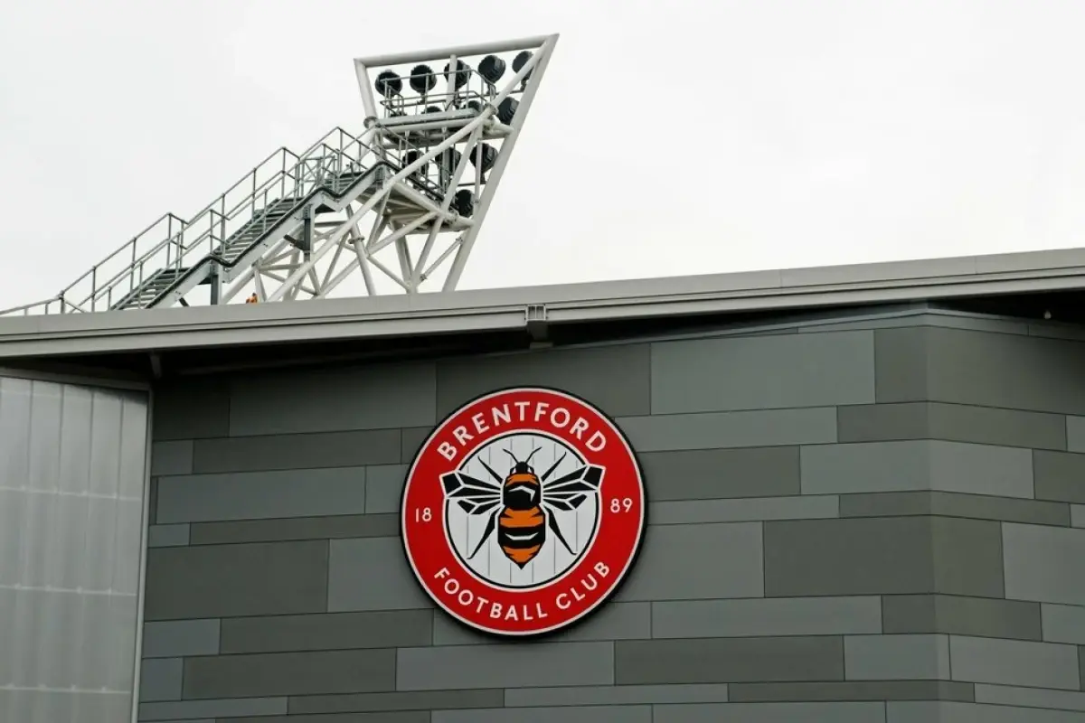Piłka do rugby spadła na boisko podczas meczu Brentford z Liverpoolem. Klub zawiadomił policję