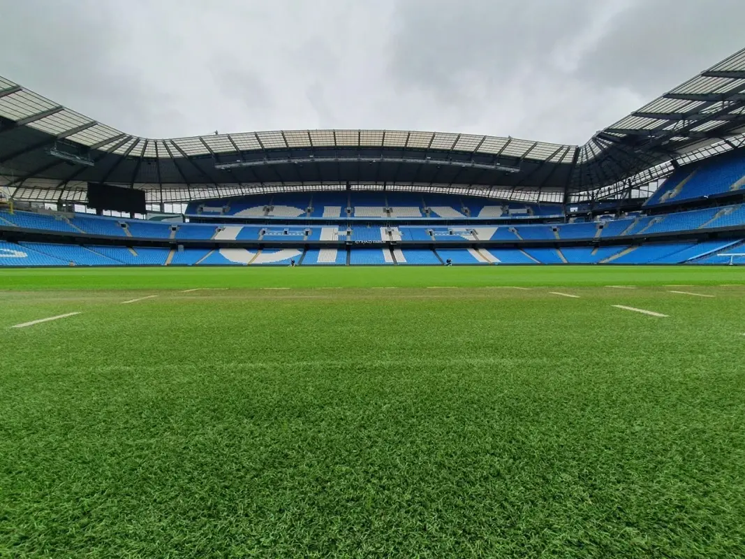 Gigantyczne banany na Anfield. Kibice Manchesteru City przypomnieli o klubowej tradycji