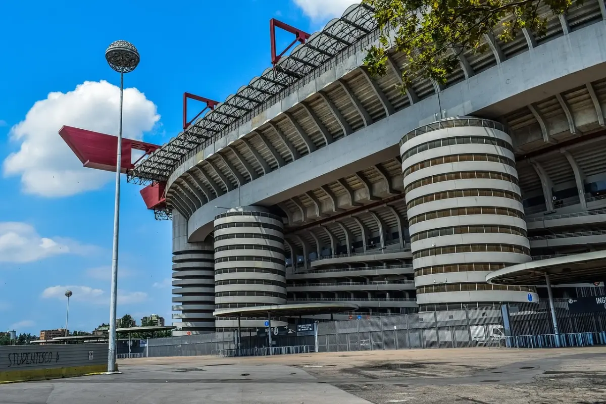 San Siro (Giuseppe Meazza): decyzja rady Mediolanu 29 września — co musi się wydarzyć, by AC Milan i Inter Mediolan kupili stadion
